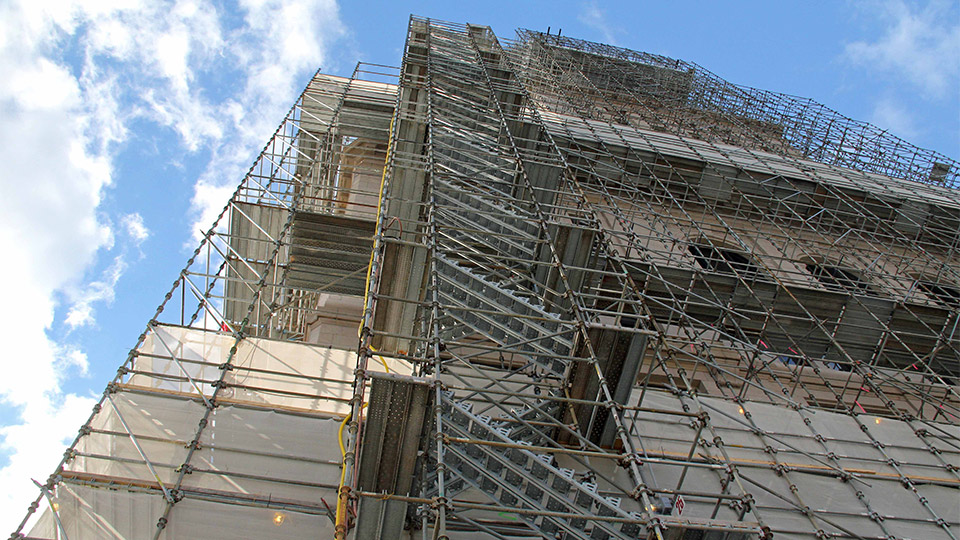 Safway’s Systems Scaffold with lightweight aluminum decking and containment systems for increased safety encompassed the Travelers Tower.