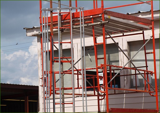 adjustable scaffolding