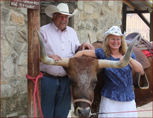 Mackie Bounds, MCAA president, and his wife, Norma Jean, pose with Woodrow, the longhorn steer.