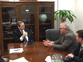 Senator Mark Kirk (R-IL) meets with MCAA’s Jeff Buczkiewicz and Tim O'Toole.